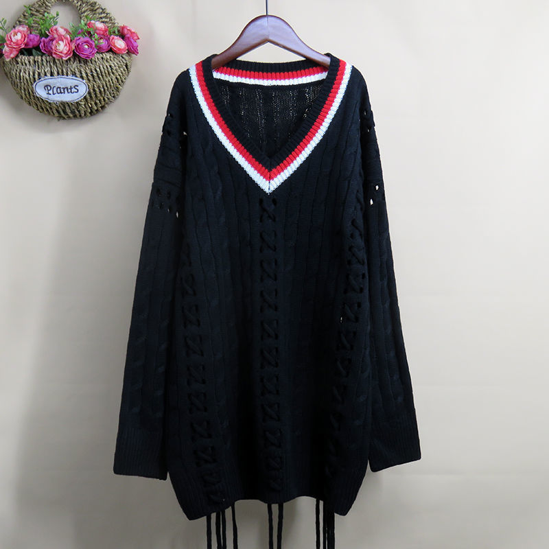 A Loose-Fitting Mid-Length Sweater With Tassel