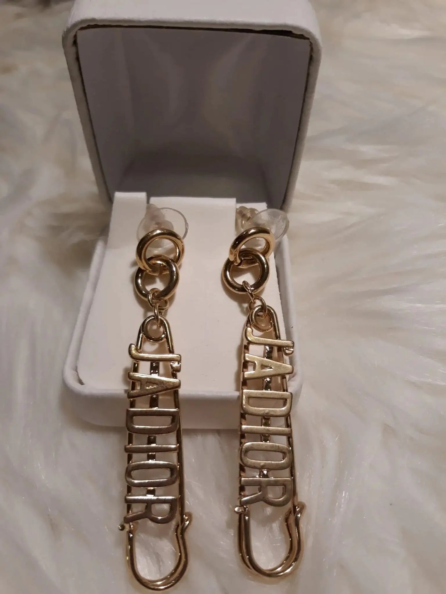 Chic Pendant Design Earrings