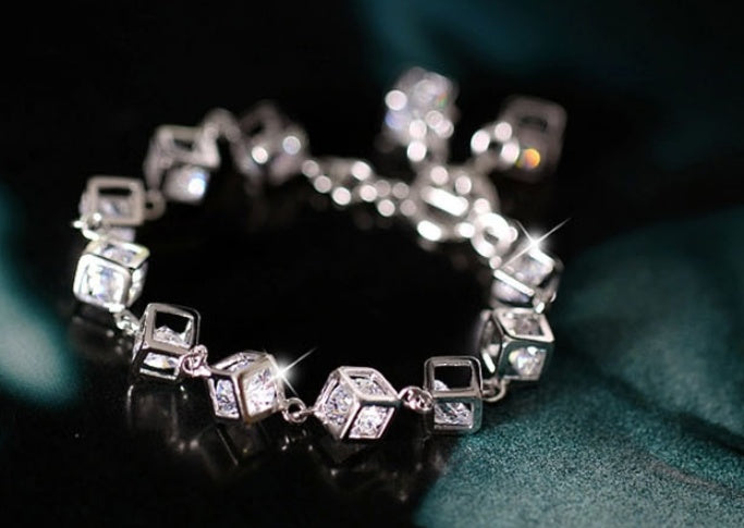 Three-dimensional square copper gold zircon bracelet Korean version of the best selling electroplated white gold jewelry Zircon TO buckle bracelet