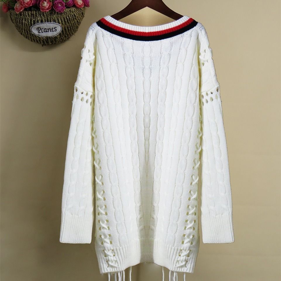 A Loose-Fitting Mid-Length Sweater With Tassel