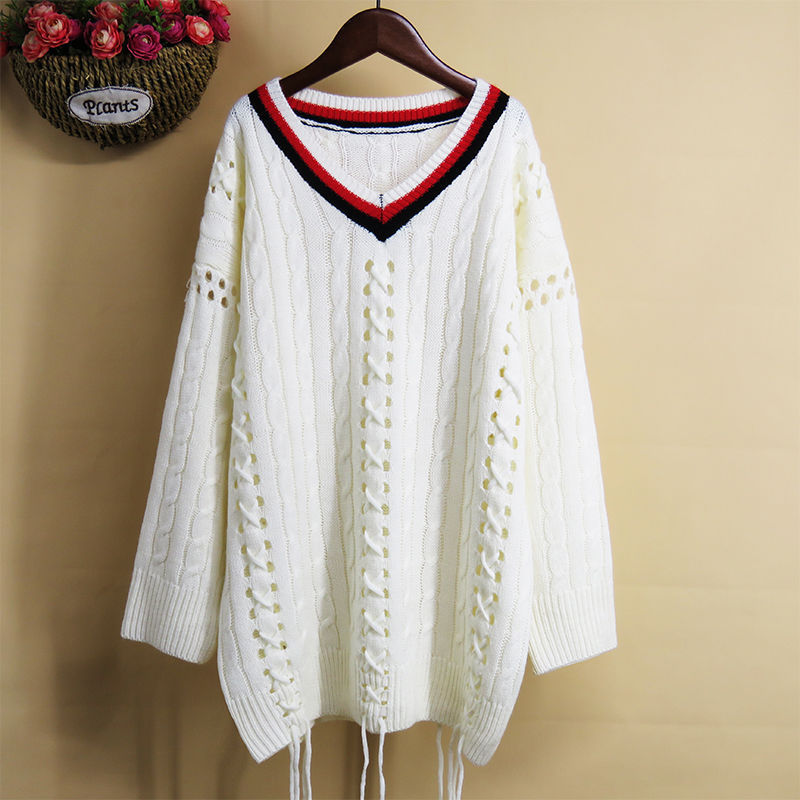 A Loose-Fitting Mid-Length Sweater With Tassel