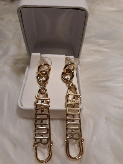 Chic Pendant Design Earrings